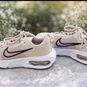 Nike Women's Air Max INTRLK Lite 10